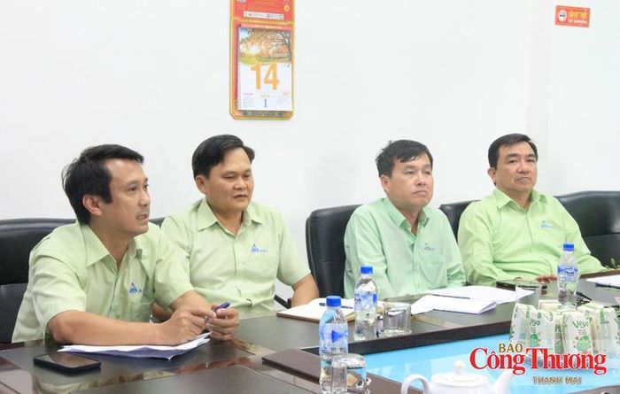 Lãnh đạo và thành viên Công ty Cổ phần Đường Quảng Ngãi tại buổi làm việc.