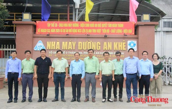 Đoàn công tác của Bộ Công Thương chụp ảnh chung tại Nhà máy đường An Khê (thuộc Công ty Cổ phần Đường Quảng Ngãi).
