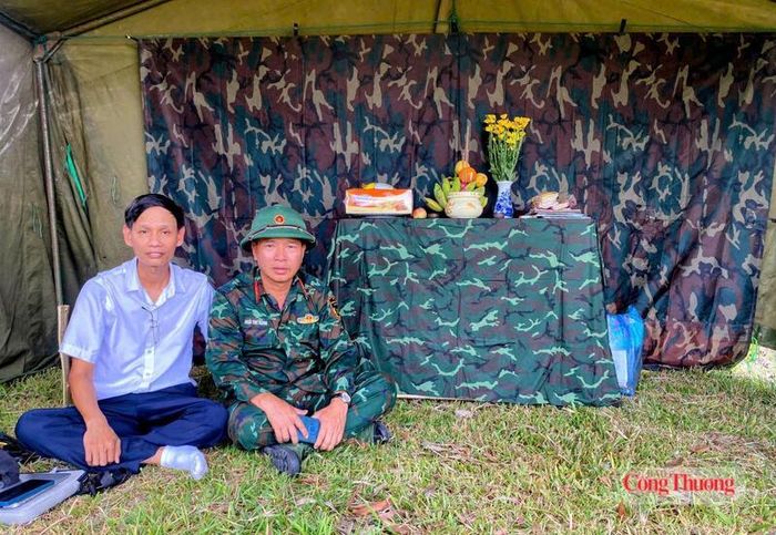 Thượng tá Ngô Trí Hùng cùng người viết tại trạm dựng tạm khu vực gần ga Hương Thủy.