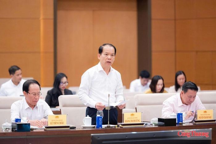 Bộ trưởng Bộ Tư pháp Hoàng Thanh Tùng trình bày tóm tắt tờ trình dự án luật.