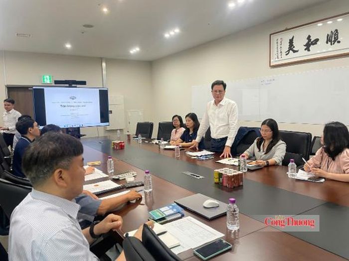 Ông Vũ Kim Cứ, Trưởng ban Quản lý Khu kinh tế và các Khu công nghiệp tỉnh Hưng Yên phát biểu tại buổi làm việc với Tập đoàn Novatech. Nguồn ảnh: Cục Xúc tiến thương mại