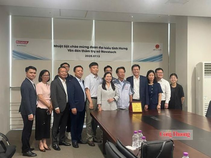 Đoàn đại biểu tỉnh Hưng Yên chụp ảnh lưu niệm với đại diện Tập đoàn Novatech. Nguồn ảnh: Cục Xúc tiến thương mại
