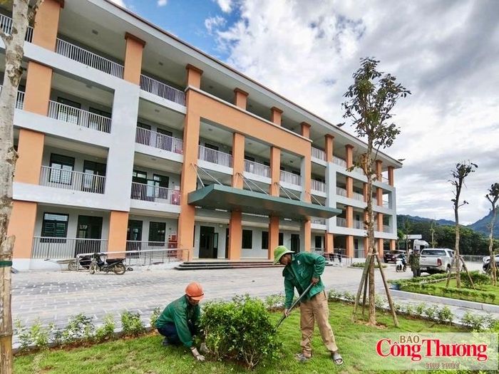 Không gian xanh trong khuôn viên trường cũng đang được gấp rút hoàn thành tại công trình Trường Phổ thông nội trú liên cấp Tiểu học và Trung học cơ sở xã Phong Thổ.