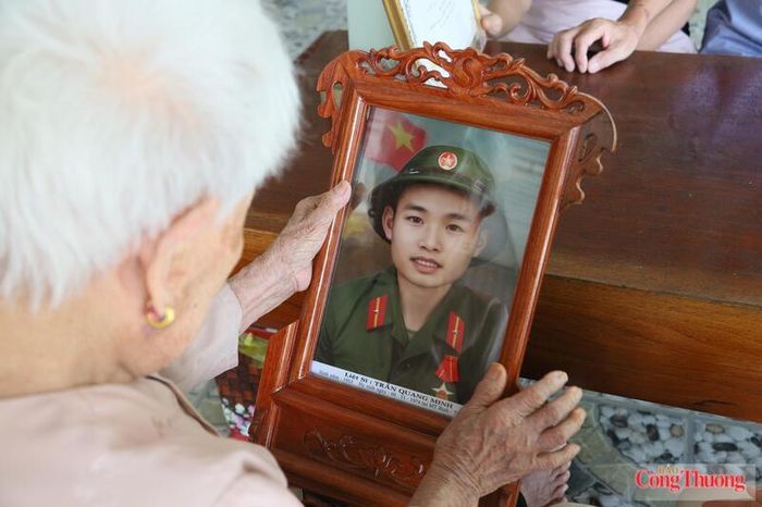 Mẹ Thảo bên di ảnh liệt sĩ Trần Quang Minh. Ảnh: Thành Đô