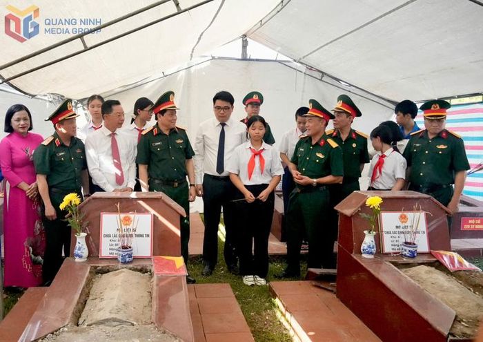 Trung tướng Nguyễn Đức Hưng kiểm tra công tác khai quật, lấy mẫu hài cốt liệt sĩ tại Nghĩa trang Liệt sĩ Móng Cái (phường Móng Cái 3), tỉnh Quảng Ninh. Ảnh: Quảng Ninh Media Group