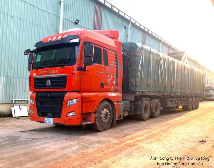 Xe chở bột sắn của Công ty TNHH Dịch vụ tổng hợp Hoàng Sơn