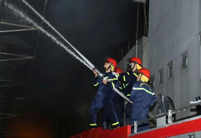 Do phải chịu nhiệt độ cao trong thời gian dài, một phần mái của nhà kho đã có dấu hiệu gãy đổ. Lực lượng chữa cháy tăng cường hệ thống lăng vòi, gia tăng áp lực nước để dập tắt từng phần đám cháy.
