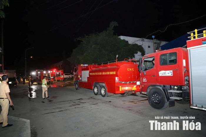 Lực lượng cảnh sát giao thông triển khai phương án đảm bảo an toàn giao thông cho xe chữa cháy tiếp cận hiện trường, thực hiện nhiệm vụ.