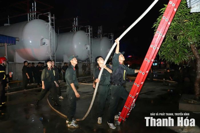 Các mũi chữa cháy tích cực phun nước làm mát những khu vực lửa đã được khống chế nhằm ngăn đám cháy bùng phát trở lại.