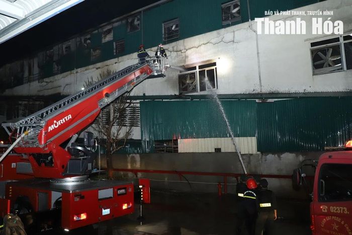 Các loại phương tiện chữa cháy hiện đại nhất hiện có tại Thanh Hóa đã được huy động đến hiện trường vụ hỏa hoạn, như xe thang, robot chữa cháy...