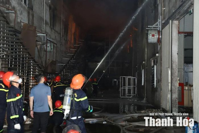 Theo nhận định của lực lượng chức năng, đây là đám cháy lớn, diễn biến phức tạp do trong nhà kho của doanh nghiệp có nhiều vật liệu dễ cháy và cháy âm ỉ. Trong khi kết cấu nhà xưởng không kiên cố, có thể sập đổ. Tuy vậy, các lực lượng chức năng phải bất chấp hiểm nguy, nhanh chóng triển khai phương án dập tắt đám cháy, với quyết tâm giảm thiểu đến mức thấp nhất thiệt hại do hỏa hoạn gây ra.