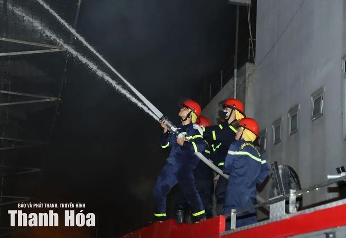 Tính đến 0 giờ 45 phút ngày 14/7, các lực lượng chức năng vẫn đang tiến hành phun nước và các loại hóa chất để dập tắt hoàn toàn đám cháy.