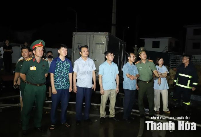 Lãnh đạo phường Hàm Rồng cũng đã đến hiện trường, động viên các lực lượng chức năng làm nhiệm vụ và tổ chức lực lượng tại chỗ hỗ trợ công tác ứng cứu.