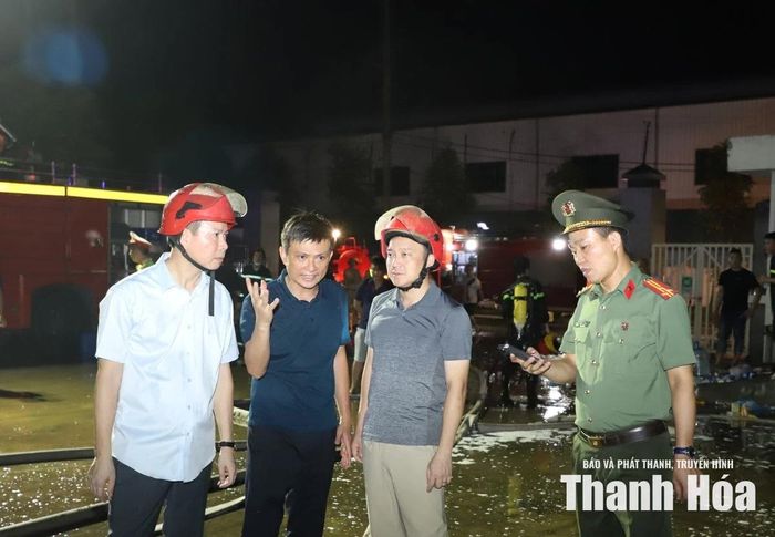 Đại tá Trần Thái Quang Hoàng, Phó Giám đốc Công an tỉnh Thanh Hóa (thứ 2 từ phải qua) trực tiếp đến hiện trường chỉ huy và động viên các lực lượng chữa cháy.