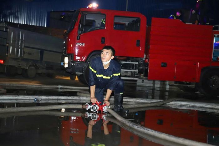 Sau khi xác định các nguy cơ cháy lan đã được kiểm soát, các cán bộ, chiến sĩ thu hồi phương tiện, trở về vị trí sẵn sàng chiến đấu