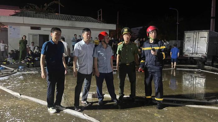 Ban Chỉ huy chữa cháy đã huy động lượng lớn cán bộ, chiến sĩ tiếp cận sát với hiện trường, thực hiện đo nhiệt khu vực xung quanh để xác định trọng tâm cháy và triển khai phương án chữa cháy.