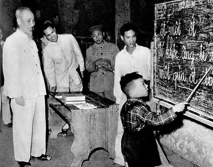 Bác Hồ là người luôn trăn trở, chăm lo sự nghiệp giáo dục cho thế hệ trẻ. Ảnh tư liệu.