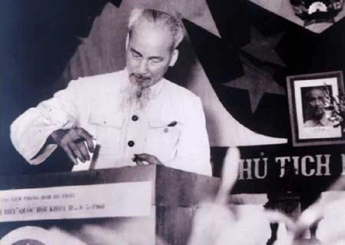 Bác Hồ bỏ phiếu bầu cử Quốc hội khóa II năm 1960. Ảnh tư liệu