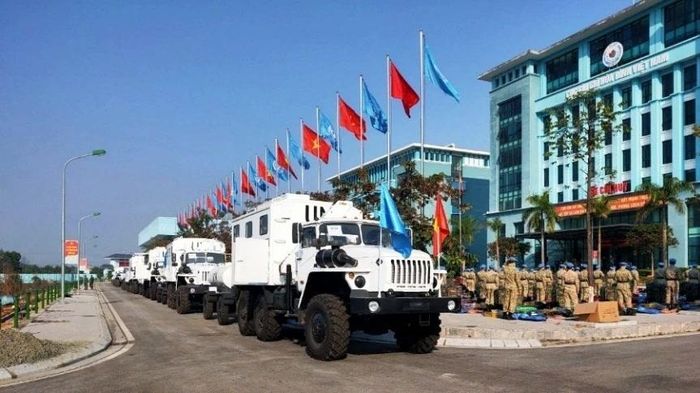 Nhóm trang bị xe máy công binh do Viện Kỹ thuật Cơ giới Quân sự nghiên cứu cải tiến phục vụ lực lượng gìn giữ hòa bình của Liên hợp quốc. Ảnh: QĐND