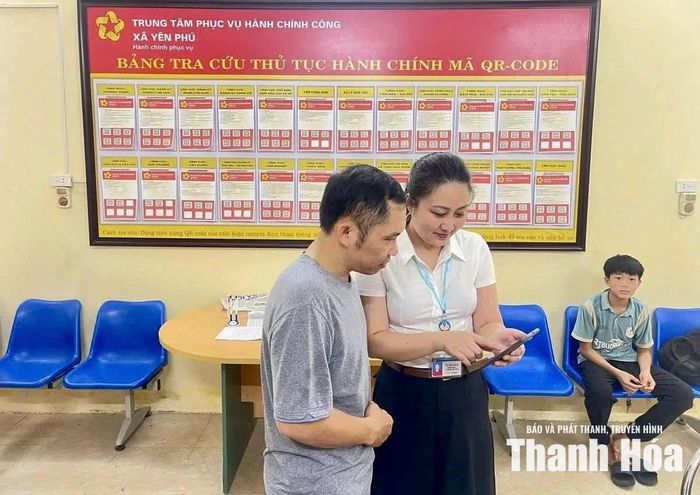 Công chức Trung tâm Phục vụ hành chính công xã Yên Phú hướng dẫn người dân giải quyết thủ tục hành chính trực tuyến.