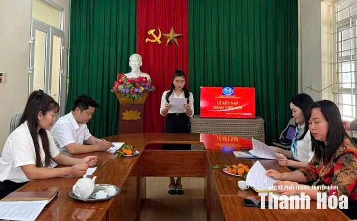 Lễ kết nạp đảng viên mới tại Chi bộ Trường Mầm non Mường Lý.