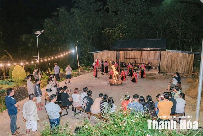 Hoạt động biểu diễn văn nghệ truyền thống phục vụ du khách tại Khu du lịch sinh thái cộng đồng Pù Luông.