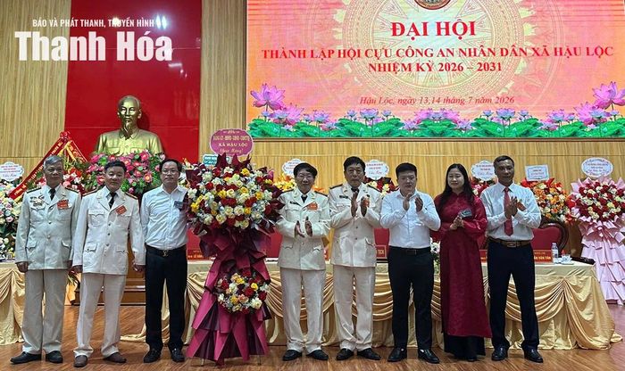 Lãnh đão xã Hậu Lộc tặng hoa chúc mừng đại hội.
