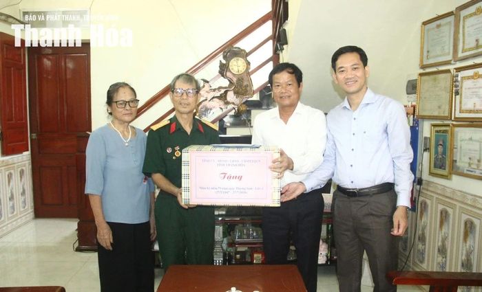 Phó Chủ tịch HĐND tỉnh Nguyễn Quang Hải tặng quà cho thương binh Nguyễn Duy Tâm.