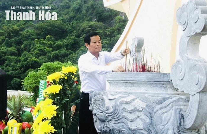 Phó Chủ tịch HĐND tỉnh Nguyễn Quang Hải dâng hương tại Nghĩa trang liệt sĩ Cẩm Thủy.
