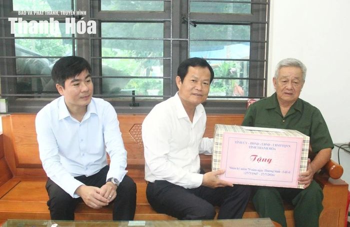 Phó Chủ tịch HĐND tỉnh Nguyễn Quang Hải tặng quà cho thương binh 4/4 Hà Ngọc Hòa.