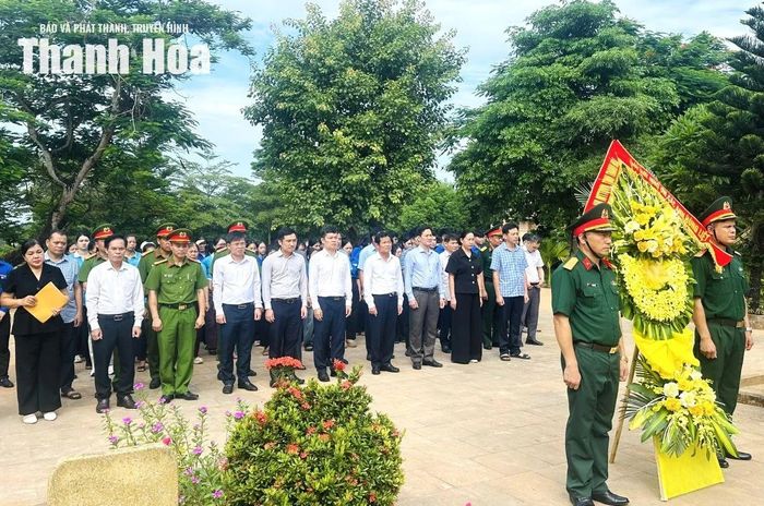 Các đại biểu dâng hoa, dâng hương viếng các Anh hùng liệt sĩ tại Nghĩa trang liệt sĩ Thạch Thành.