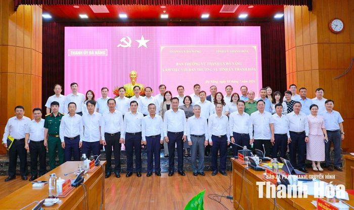 Ban Thường vụ Tỉnh ủy Thanh Hóa và Ban Thường vụ Thành ủy Đà Nẵng chụp ảnh lưu niệm.