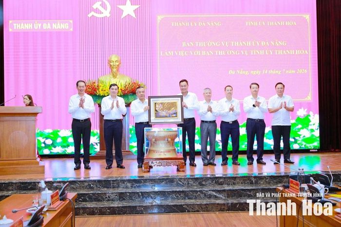 Ban Thường vụ Thành ủy Đà Nẵng tặng Ban Thường vụ Tỉnh ủy Thanh Hóa bức tranh thêu cầu Rồng.