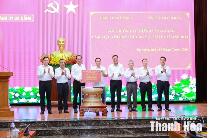 Ban Thường vụ Tỉnh ủy Thanh Hóa trao 2 tỷ đồng hỗ trợ Quỹ Đền ơn đáp nghĩa của thành phố Đà Nẵng.