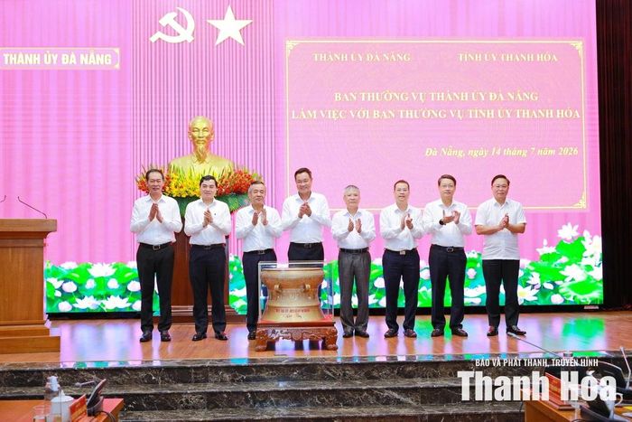 Ban Thường vụ Tỉnh ủy Thanh Hóa tặng trống đồng cho Ban Thường vụ Thành ủy Đà Nẵng.