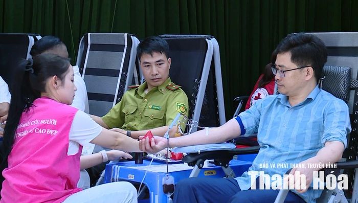 Cán bộ, công chức, viên chức và người lao động thuộc Sở Nông nghiệp và Môi trường tỉnh Thanh Hóa tham gia hiến máu tình nguyện.