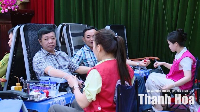 Lãnh đạo Sở Nông nghiệp và Môi trường tỉnh Thanh Hóa tham gia hiến máu tình nguyện.