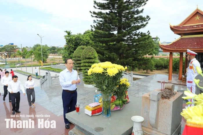 Phó Chủ tịch Thường trực HĐND tỉnh Lê Tiến Lam và các thành viên trong đoàn dâng hương lên đài tưởng niệm tại Nghĩa trang liệt sĩ Yên Định.