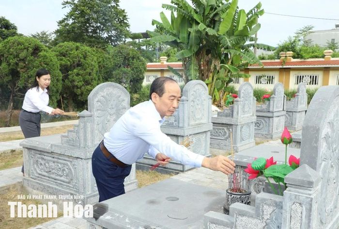 Phó Chủ tịch Thường trực HĐND tỉnh Lê Tiến Lam thắp hương lên từng mộ phần liệt sĩ.