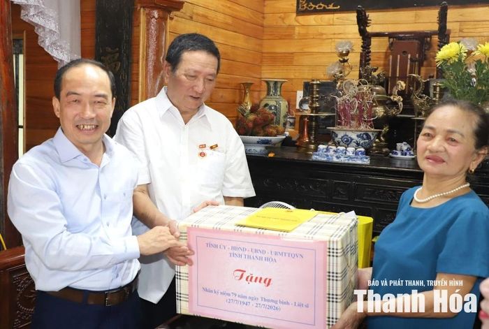 Phó Chủ tịch Thường trực HĐND tỉnh Lê Tiến Lam tặng quà cho gia đình thương binh Lưu Thiện Đức.