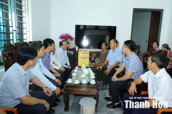 Phó Chủ tịch Thường trực HĐND tỉnh Lê Tiến Lam thăm hỏi, tặng quà động viên gia đình ông Lê Đình Dểnh.