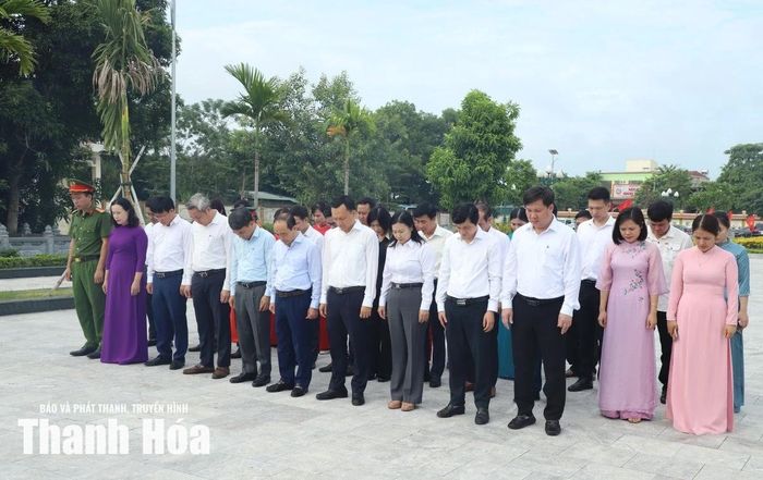 Các đại biểu mặc niệm tưởng nhớ các Anh hùng liệt sĩ.
