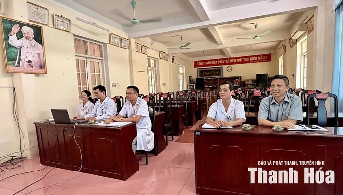 Đại biểu dự hội nghị tại điểm cầu Bệnh viện Đa khoa Mường Lát.