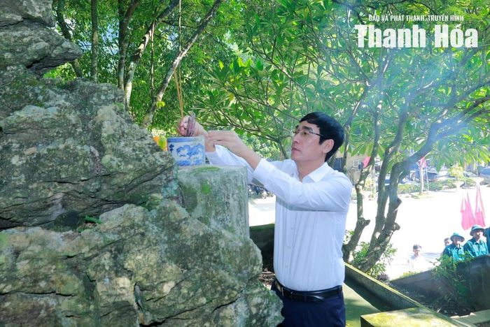 Trưởng Ban Nội chính Tỉnh ủy Nguyễn Ngọc Tiến dâng hương tưởng niệm các Anh hùng liệt sĩ tại Di tích lịch sử quốc gia hang Co Phường.