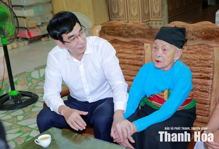 Trưởng Ban Nội chính Tỉnh ủy Nguyễn Ngọc Tiến thăm hỏi mẹ Việt Nam Anh hùng Hà Thị Thương.