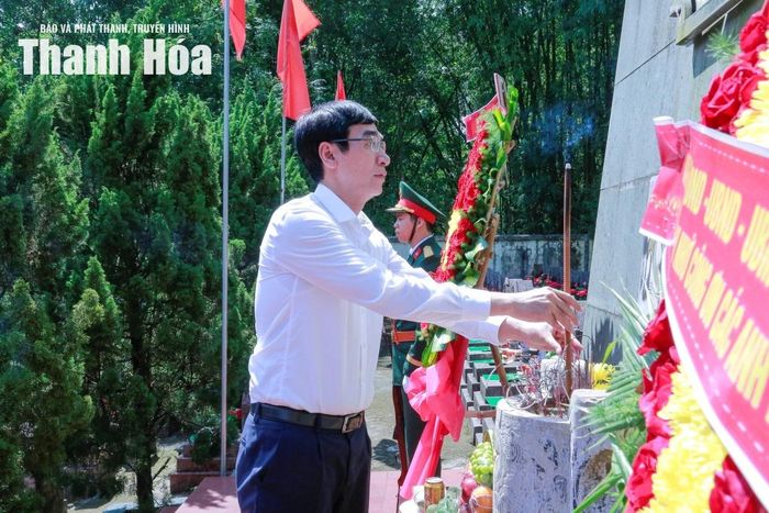 Trưởng Ban Nội chính Tỉnh ủy Nguyễn Ngọc Tiến dâng hương tưởng nhớ các Anh hùng liệt sĩ tại Nghĩa trang Liệt sĩ xã Hồi Xuân.
