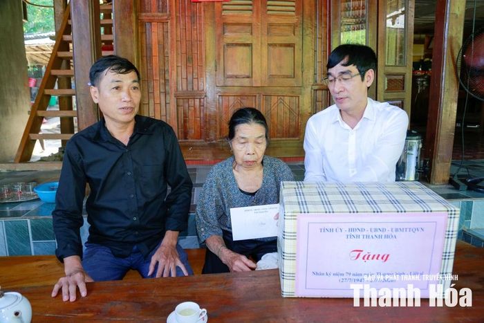 Trưởng Ban Nội chính Tỉnh ủy Nguyễn Ngọc Tiến tặng quà cho mẹ Liệt sĩ Phạm Thị Nguội.