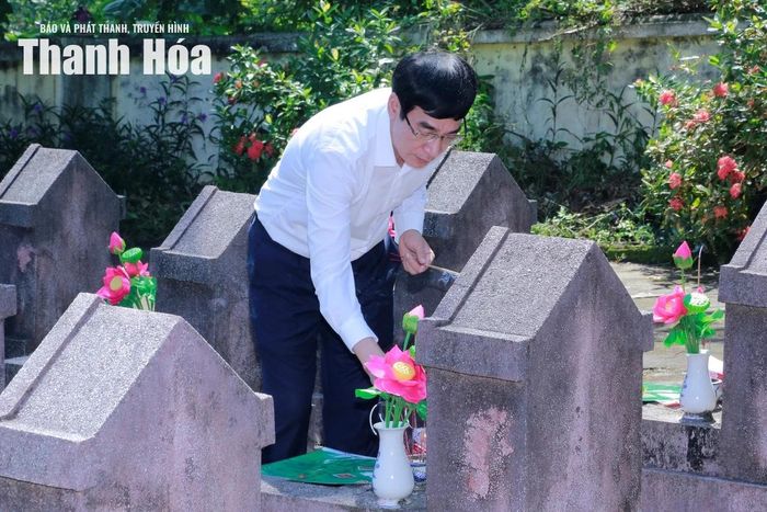 Trưởng Ban Nội chính Tỉnh ủy Nguyễn Ngọc Tiến thắp hương lên các phần mộ liệt sĩ.