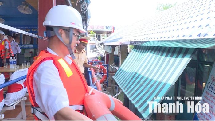 Kiểm tra phao cứu sinh trên tàu vận chuyển khách du lịch tại Trung tâm Phát triển du lịch sông Mã.