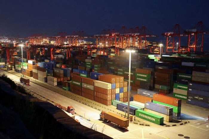 Cần cẩu giàn đứng gần các container xếp chồng lên nhau tại cảng Dương Sơn, ngoại ô Thượng Hải, Trung Quốc, ngày 7/5/2026. Ảnh: Reuters.